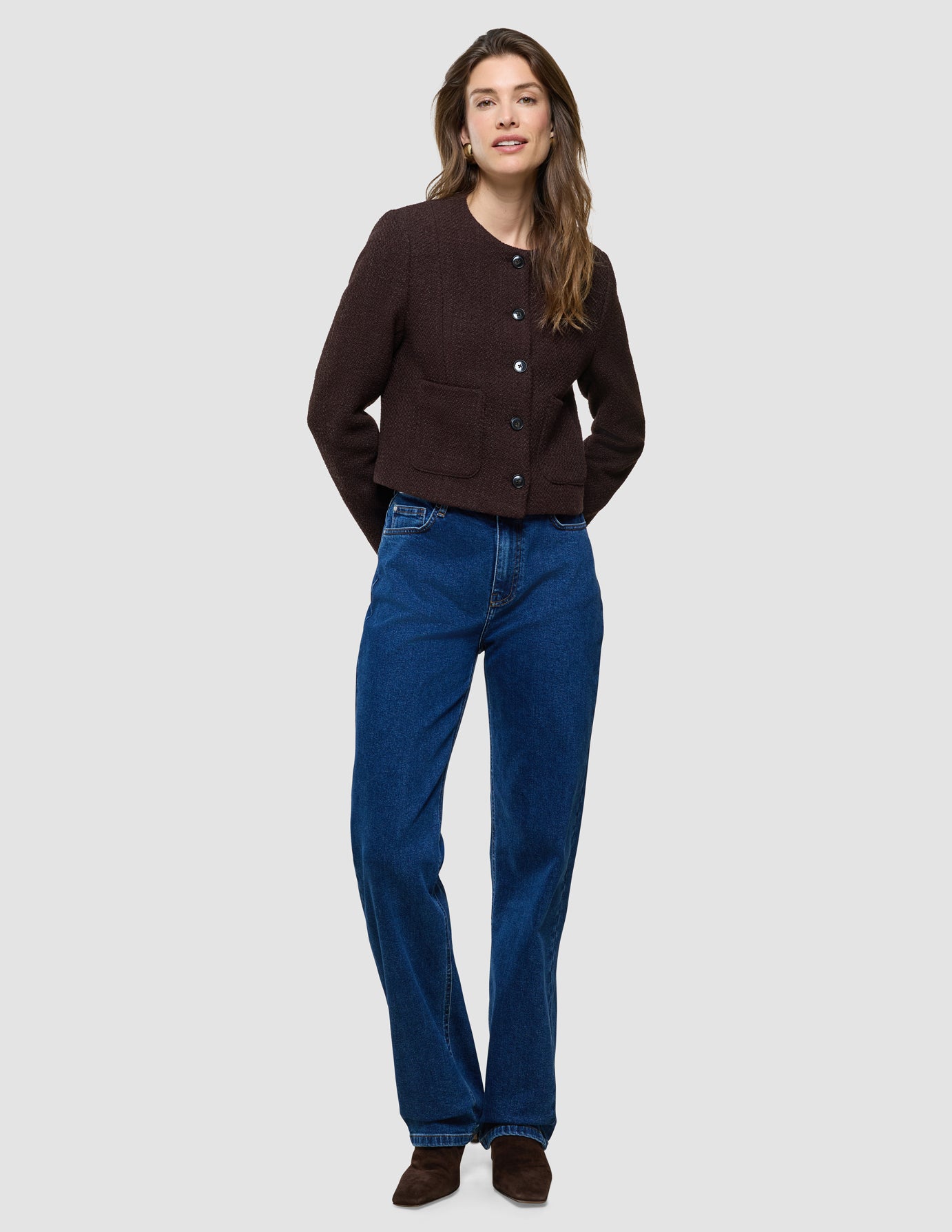 Sorae Blazer i Espresso, helfigur med bukser og støvler.